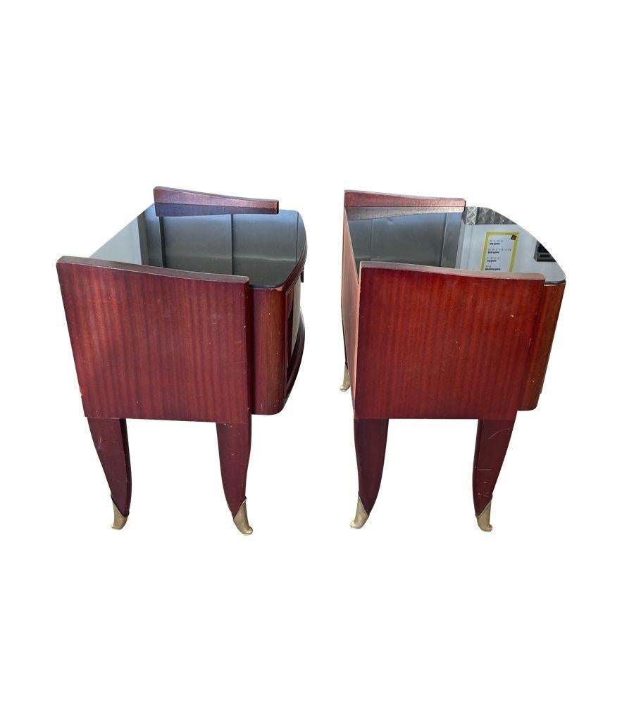 A pair of Italian 1940s mahogany bedside tables with brass detailing For Sale 1
