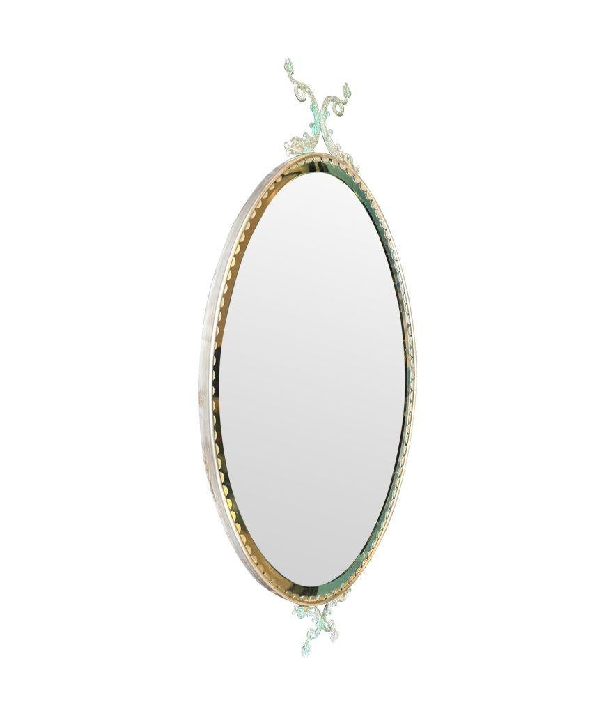 Paire de miroirs ovales italiens des années 1940 avec détails en forme de dauphin autour du cadre en vente 4