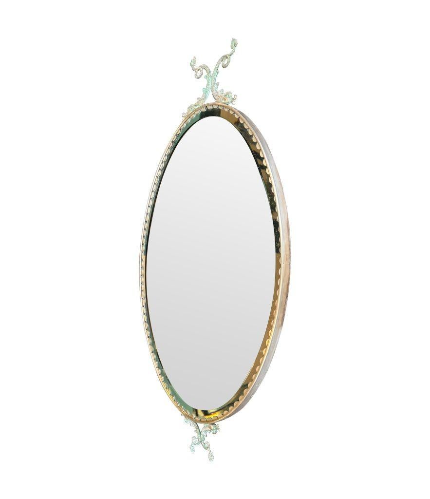 Paire de miroirs ovales italiens des années 1940 avec détails en forme de dauphin autour du cadre en vente 7