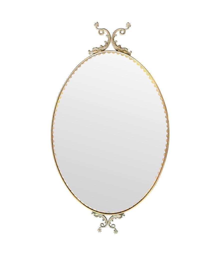 Paire de miroirs ovales italiens des années 1940 avec détails en forme de dauphin autour du cadre en vente 10