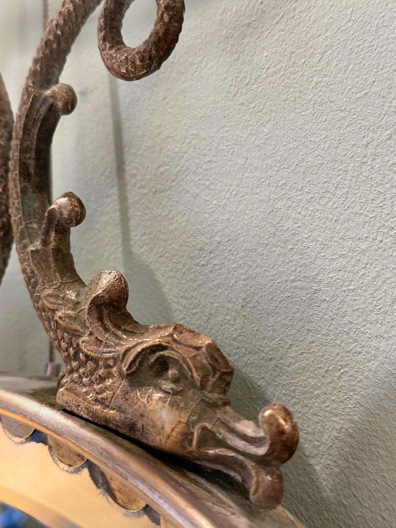 Paire de miroirs ovales italiens des années 1940 avec détails en forme de dauphin autour du cadre en vente 11