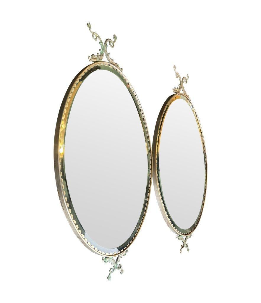 Paire de miroirs ovales italiens des années 1940 avec détails en forme de dauphin autour du cadre Bon état - En vente à London, GB