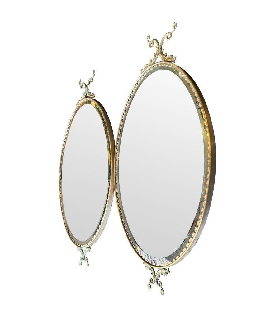 Paire de miroirs ovales italiens des années 1940 avec détails en forme de dauphin autour du cadre en vente 1