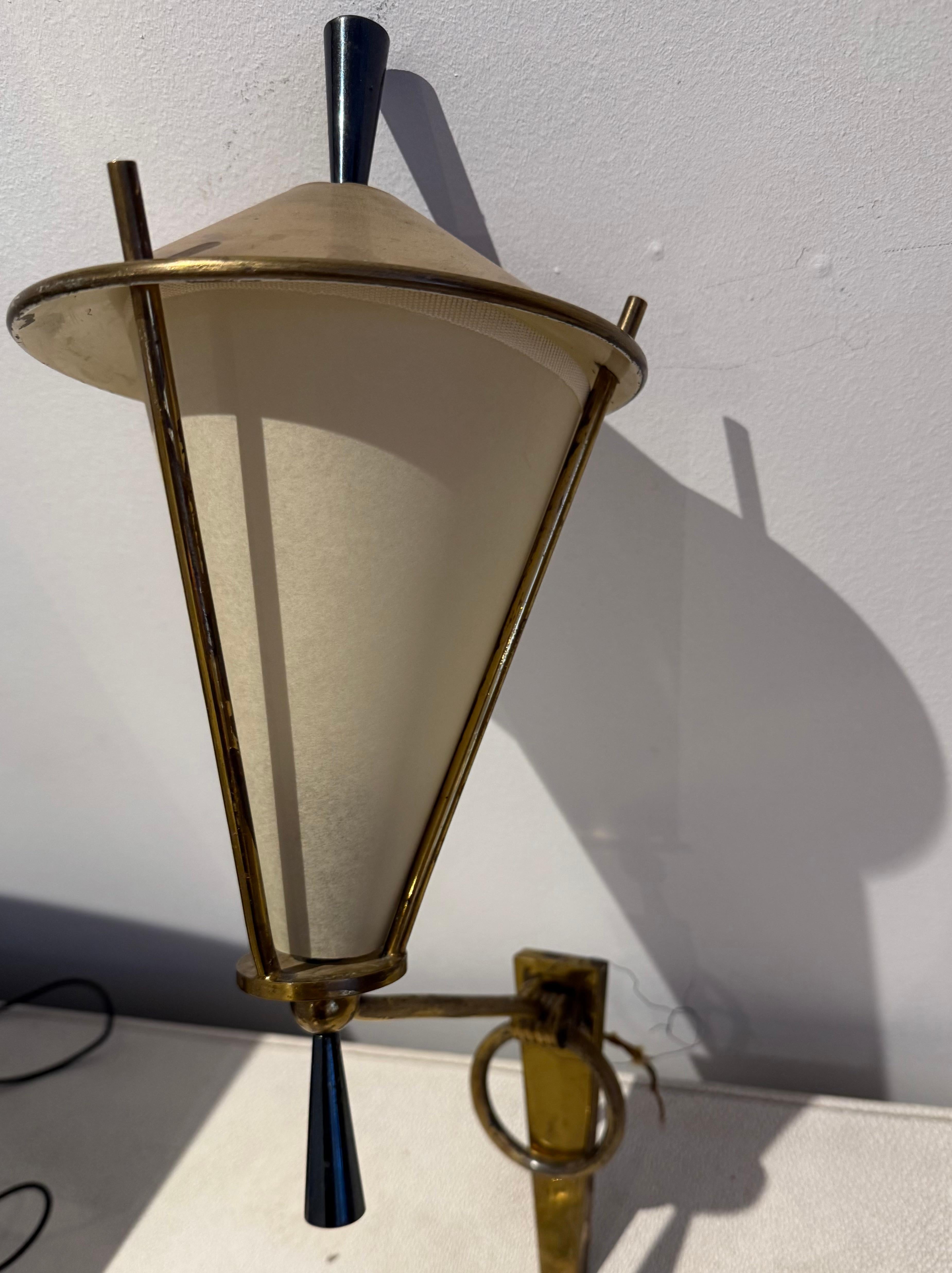Ein Paar italienische Wandleuchten aus den 1950er Jahren aus Messing und Pergamentpapier (Lackiert) im Angebot