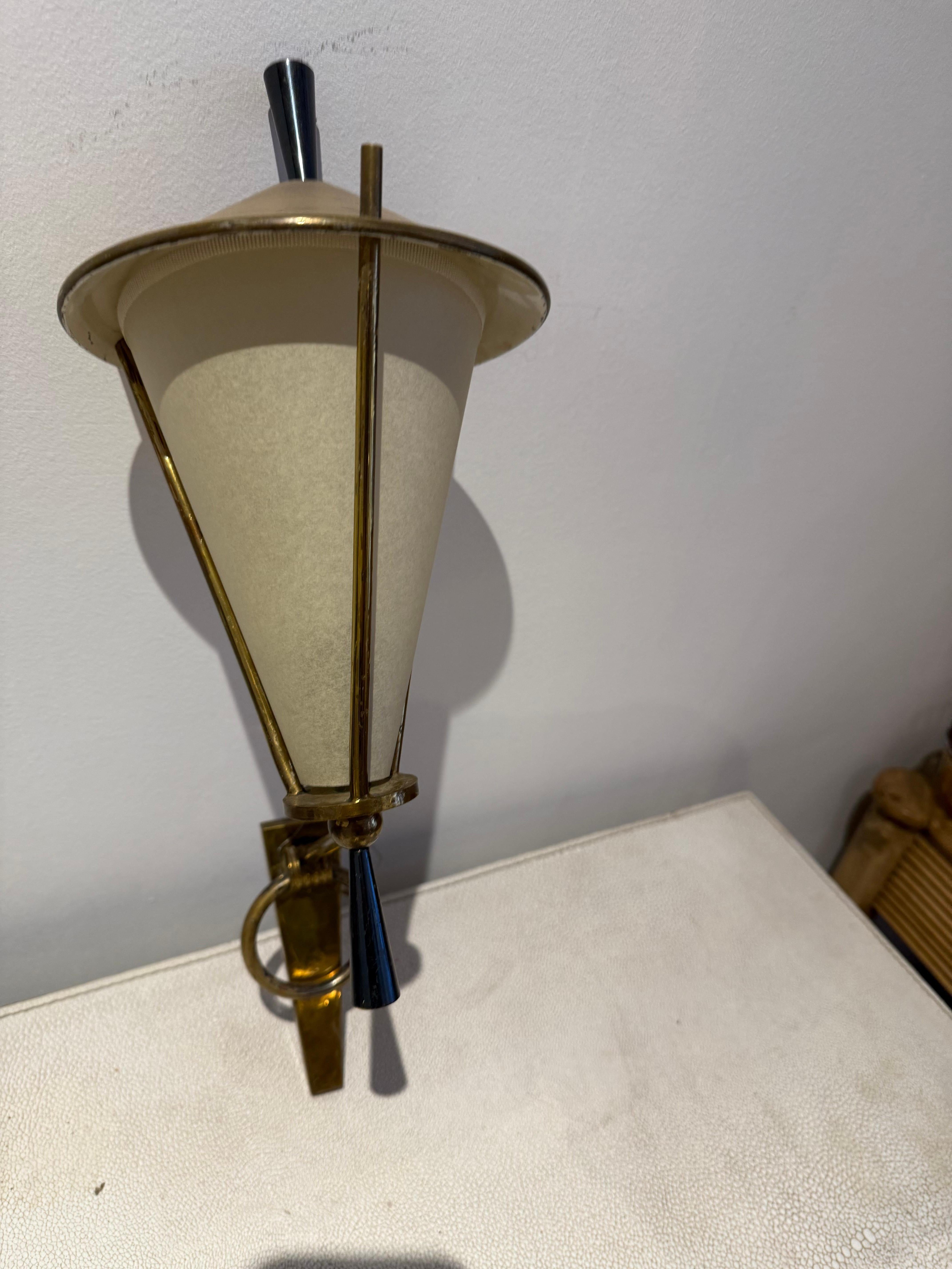 Ein Paar italienische Wandleuchten aus den 1950er Jahren aus Messing und Pergamentpapier im Zustand „Gut“ im Angebot in London, GB