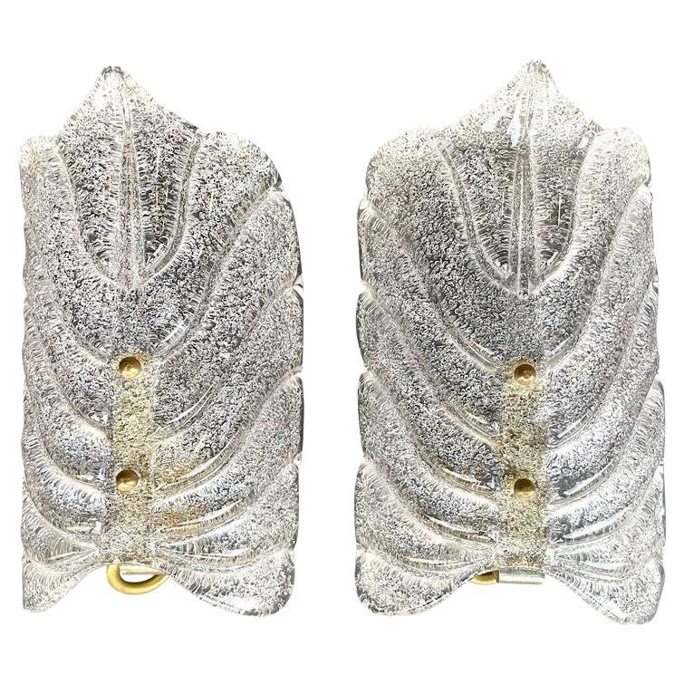 Un par de apliques italianos de hoja de cristal de Murano Barovier de la década de 1960 con herrajes de latón