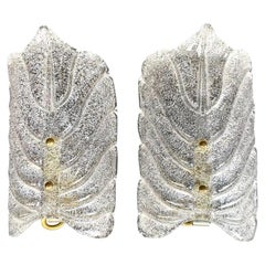 Un par de apliques italianos de hoja de cristal de Murano Barovier de la década de 1960 con herrajes de latón