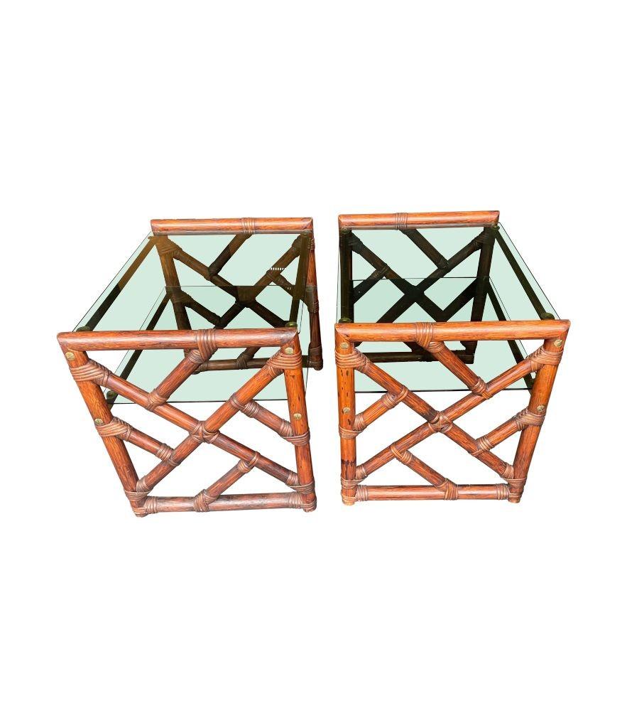 Ein Paar italienische Beistell- oder Nachttische aus Bambus und grünem Rauchglas aus den 1970er Jahren im Angebot 5