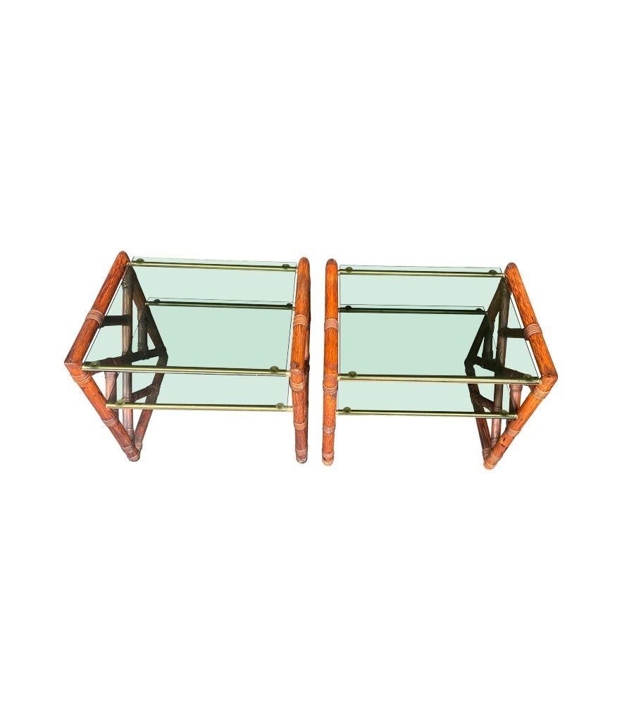 Ein Paar italienische Beistell- oder Nachttische aus Bambus und grünem Rauchglas aus den 1970er Jahren im Angebot 14