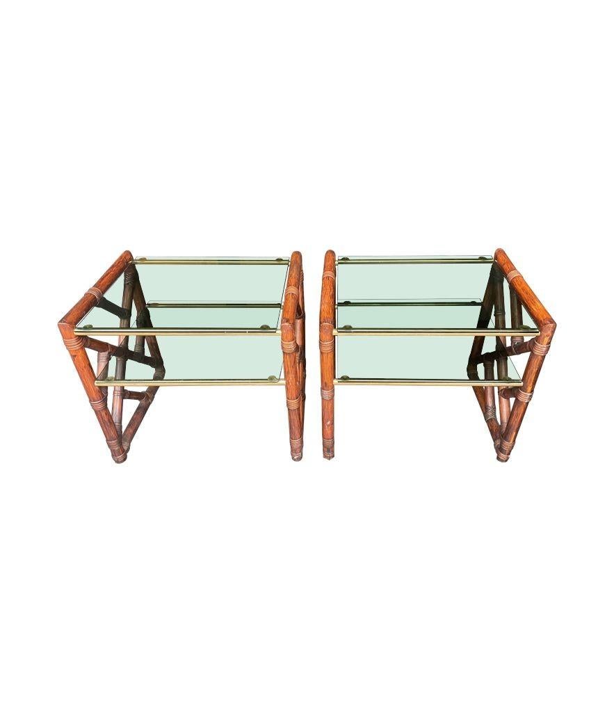Ein Paar italienische Beistell- oder Nachttische aus Bambus und grünem Rauchglas aus den 1970er Jahren (Italienisch) im Angebot