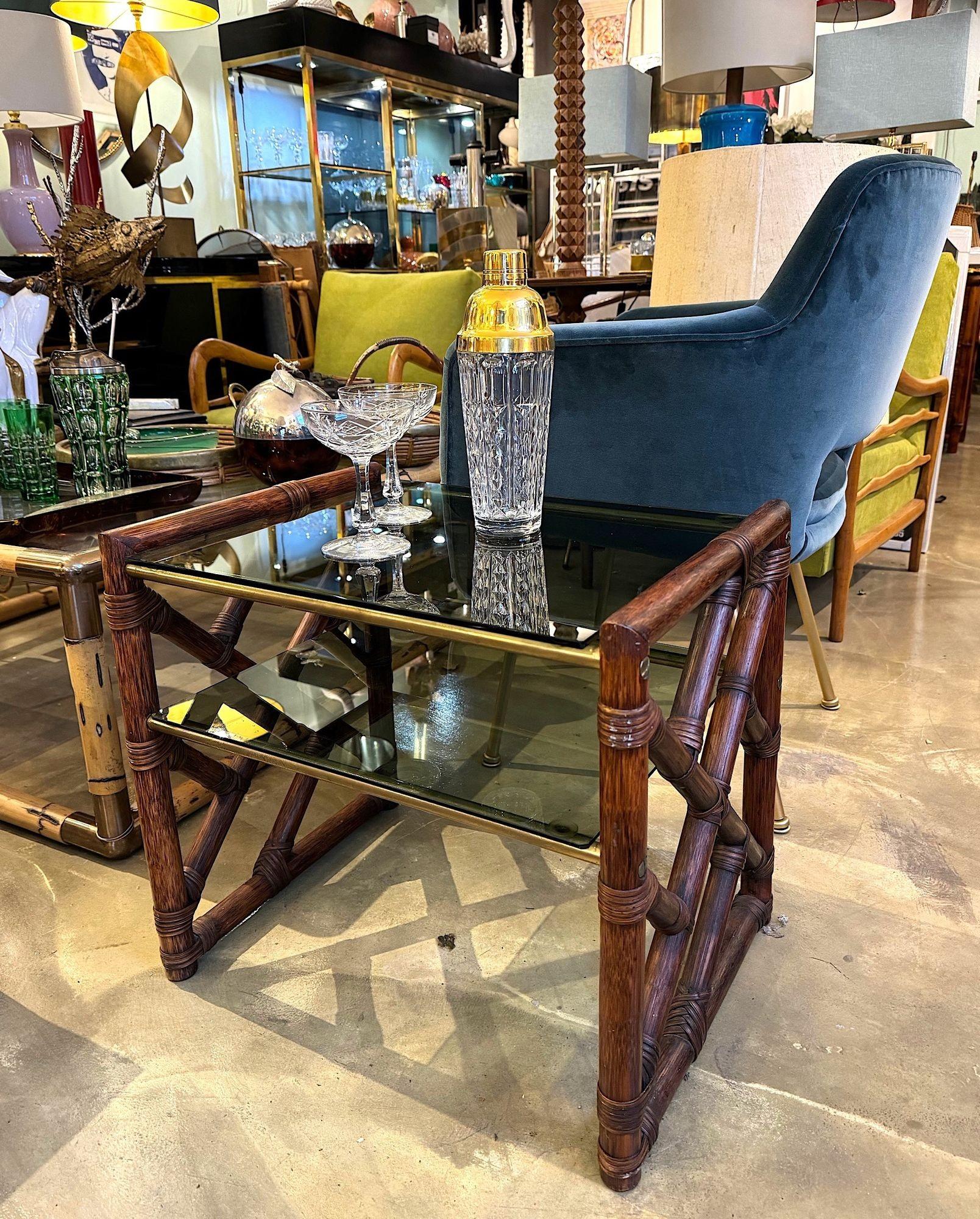 Ein Paar italienische Beistell- oder Nachttische aus Bambus und grünem Rauchglas aus den 1970er Jahren im Zustand „Gut“ im Angebot in London, GB