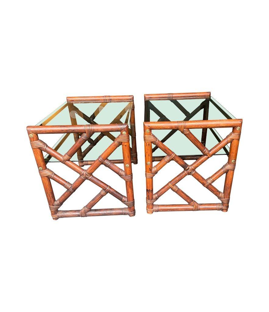 Ein Paar italienische Beistell- oder Nachttische aus Bambus und grünem Rauchglas aus den 1970er Jahren (Ende des 20. Jahrhunderts) im Angebot