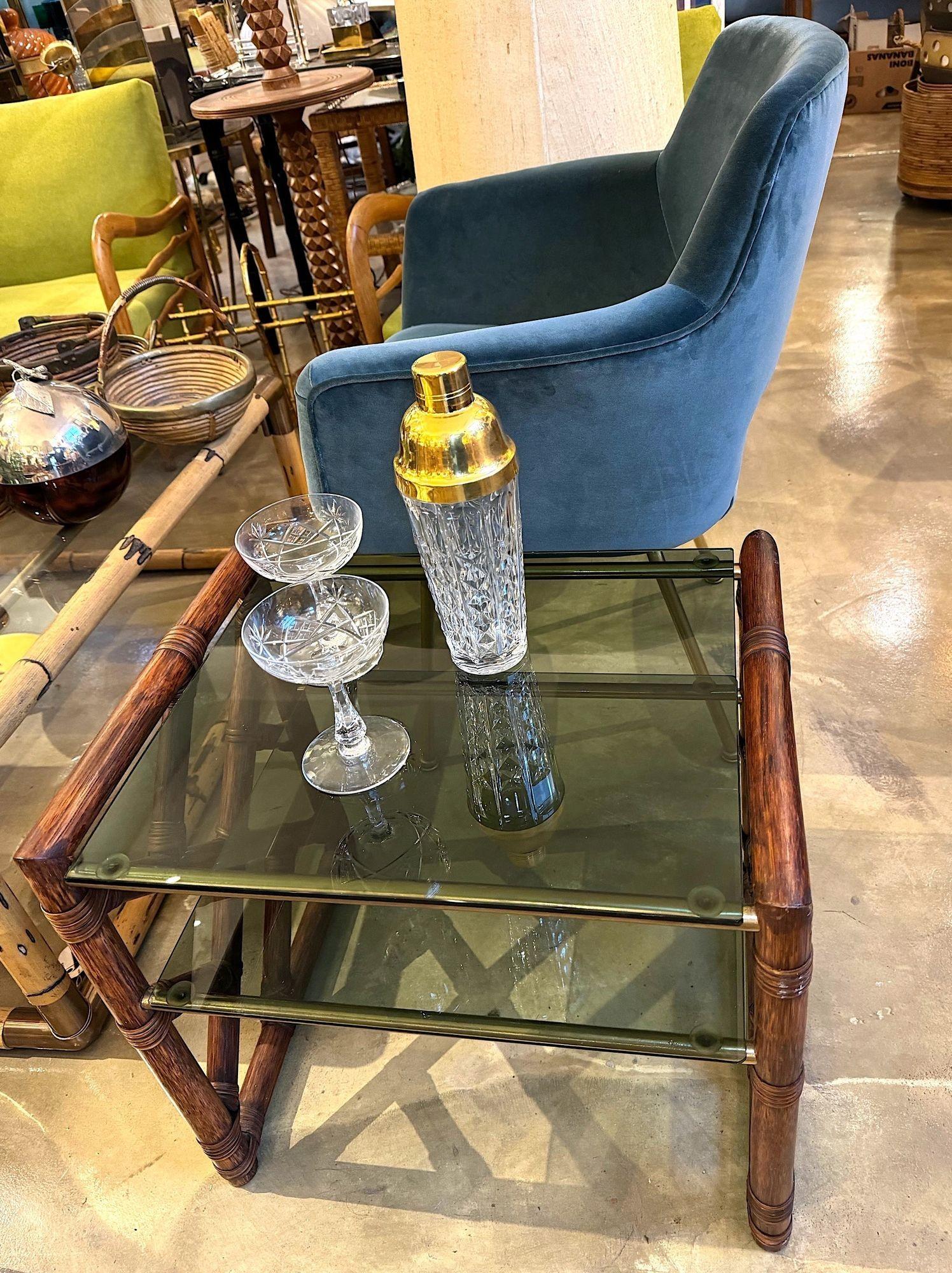 Ein Paar italienische Beistell- oder Nachttische aus Bambus und grünem Rauchglas aus den 1970er Jahren (Messing) im Angebot