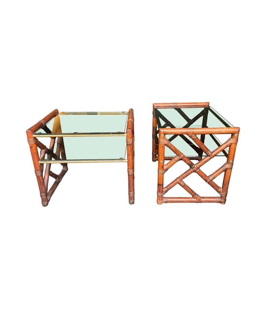 Ein Paar italienische Beistell- oder Nachttische aus Bambus und grünem Rauchglas aus den 1970er Jahren im Angebot 1