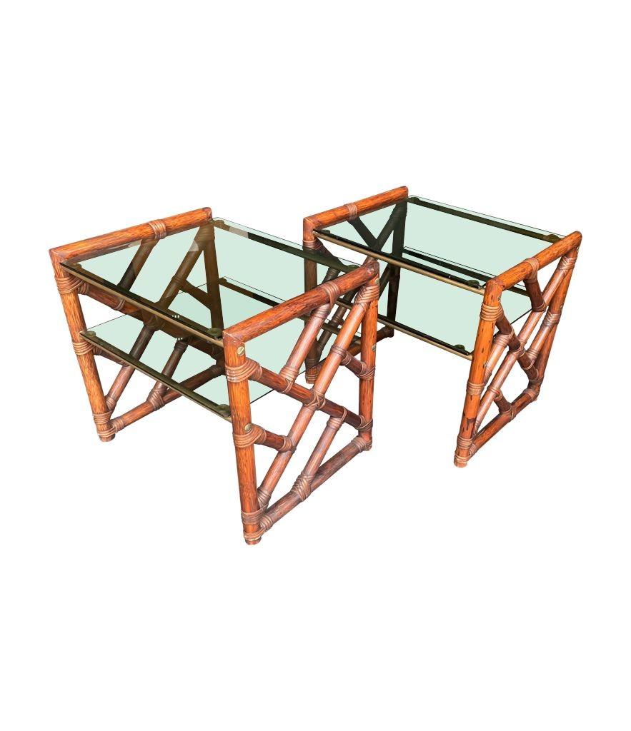Ein Paar italienische Beistell- oder Nachttische aus Bambus und grünem Rauchglas aus den 1970er Jahren im Angebot 2