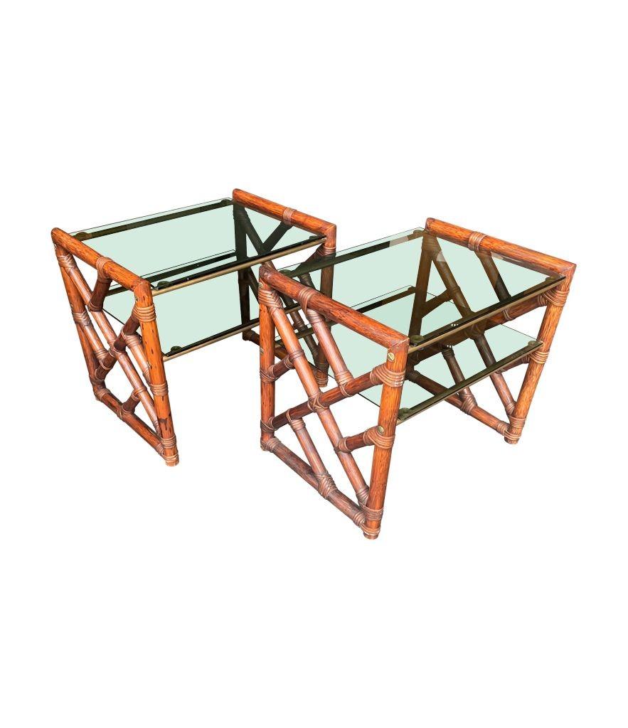 Ein Paar italienische Beistell- oder Nachttische aus Bambus und grünem Rauchglas aus den 1970er Jahren im Angebot 3
