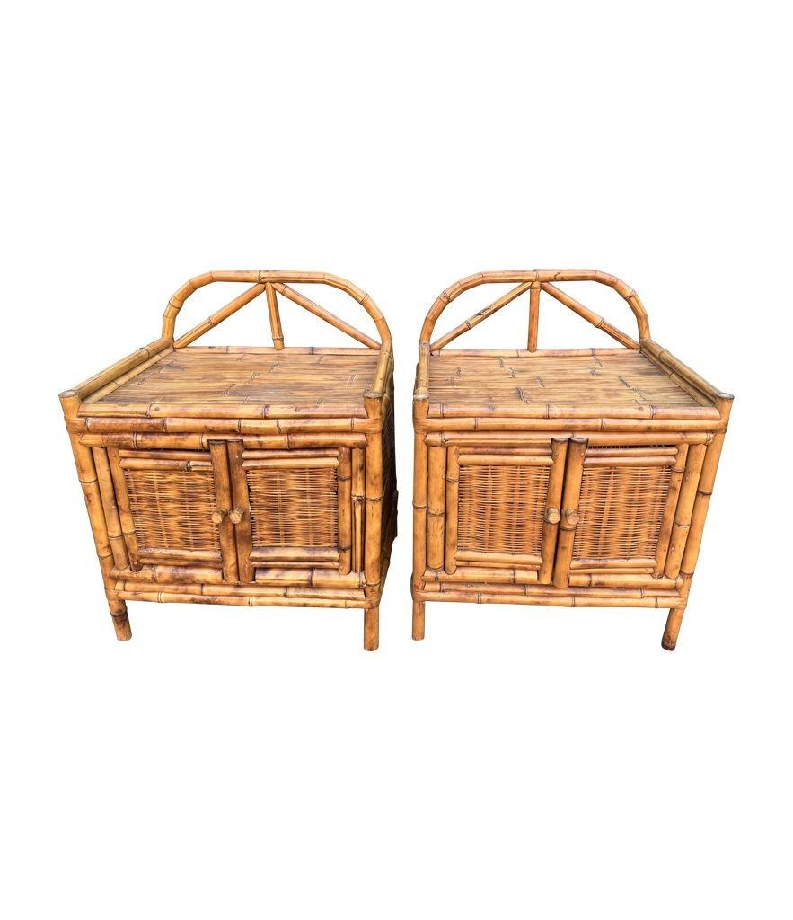 Un par de mesillas de noche italianas de bambú de carey de los años 70 con dos puertas Moderno de mediados de siglo en venta