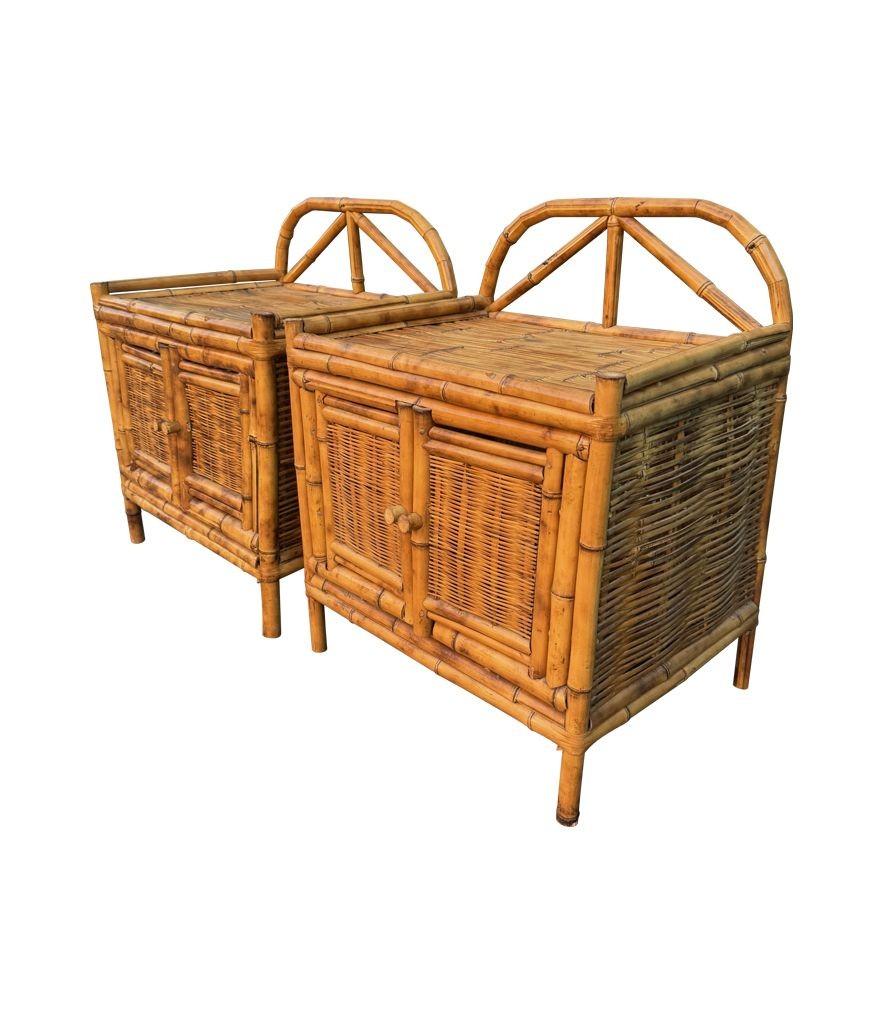 Un par de mesillas de noche italianas de bambú de carey de los años 70 con dos puertas Italiano en venta