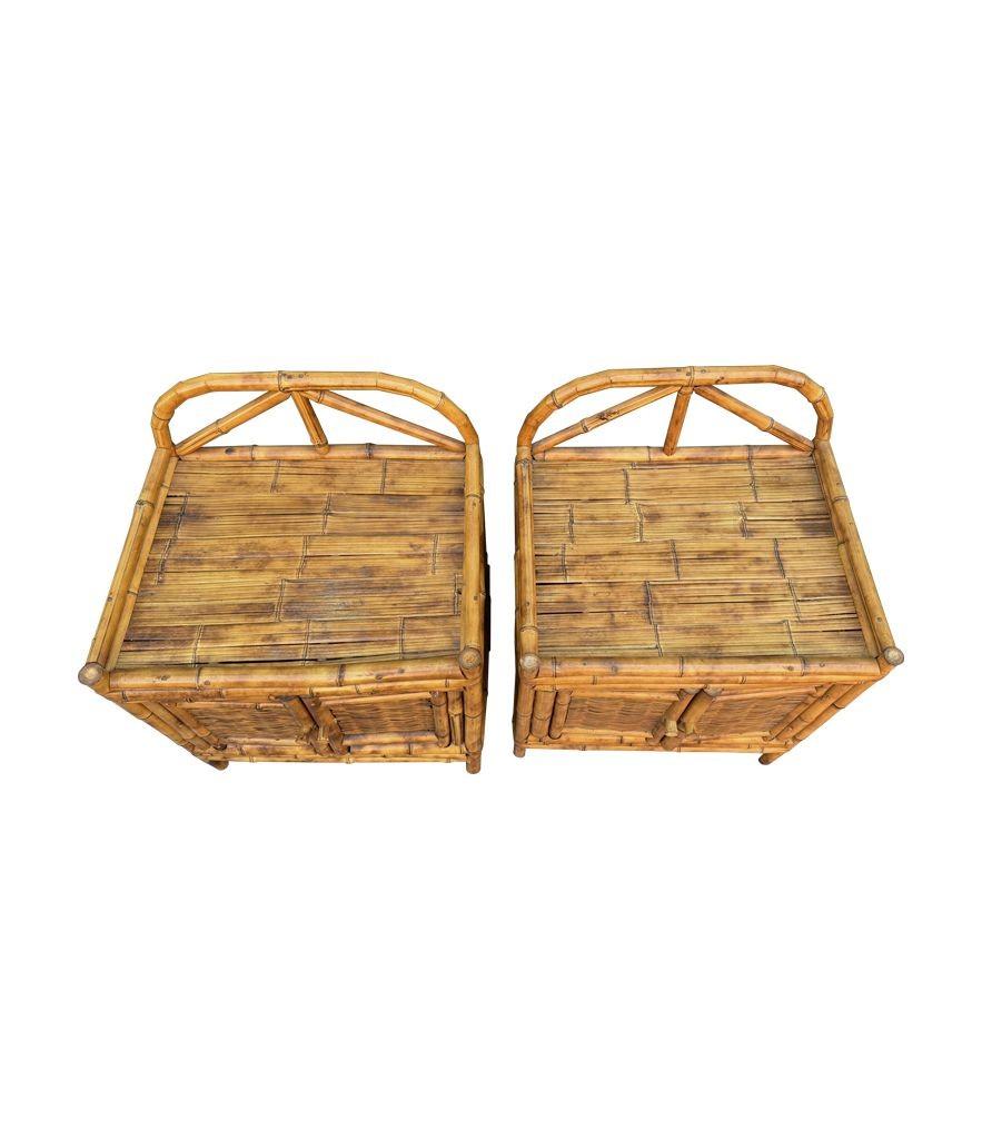 Un par de mesillas de noche italianas de bambú de carey de los años 70 con dos puertas finales del siglo XX en venta