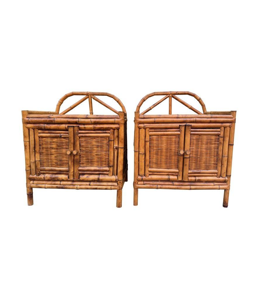 Un par de mesillas de noche italianas de bambú de carey de los años 70 con dos puertas en venta 1