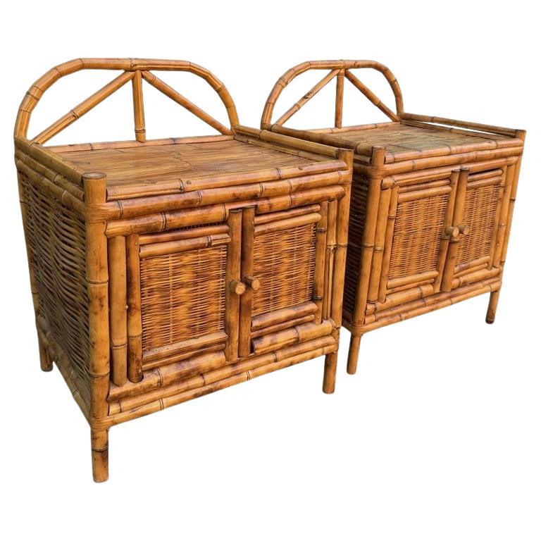 Un par de mesillas de noche italianas de bambú de carey de los años 70 con dos puertas en venta