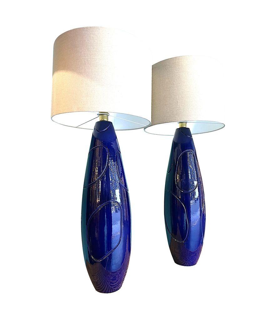 Ein Paar italienische große Lampen aus blauer Keramik und Messing aus den 1980er Jahren, mit neuen Beschlägen. im Angebot 5