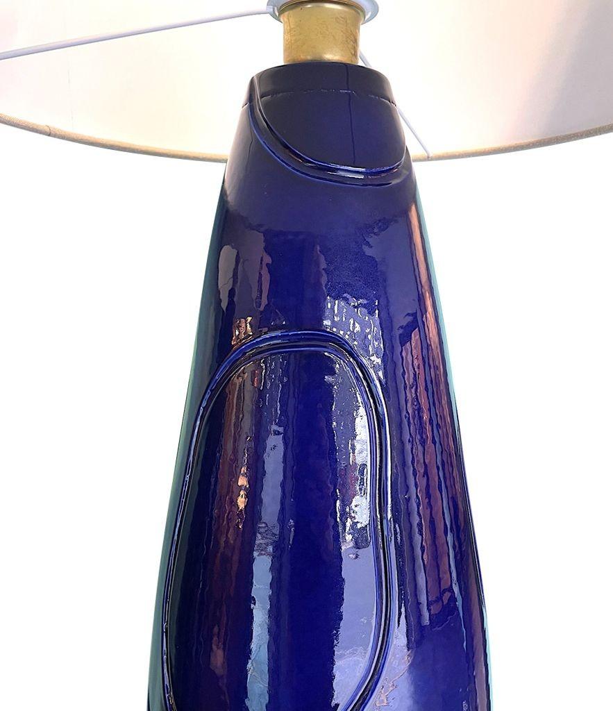 Ein Paar italienische große Lampen aus blauer Keramik und Messing aus den 1980er Jahren, mit neuen Beschlägen. im Angebot 6