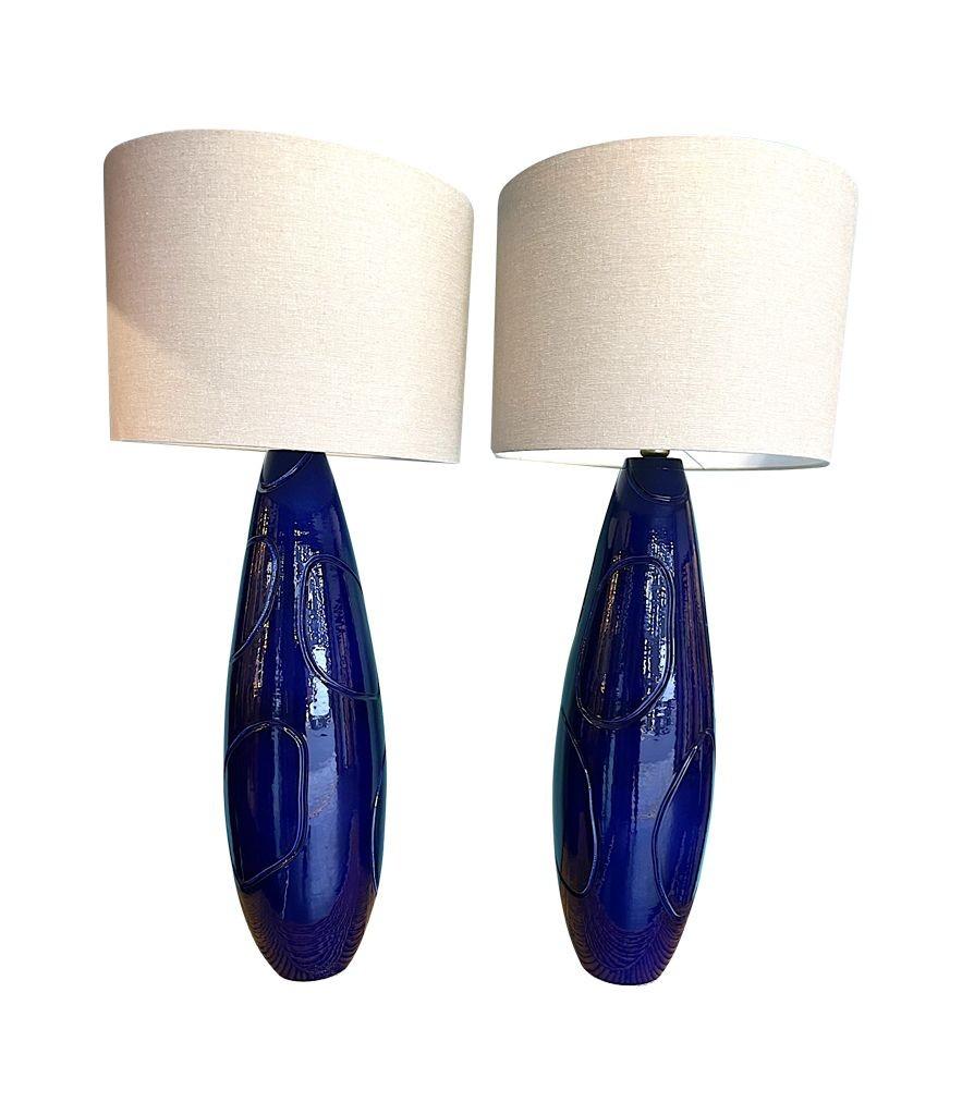Ein Paar italienische große Lampen aus blauer Keramik und Messing aus den 1980er Jahren, mit neuen Beschlägen. im Angebot 7