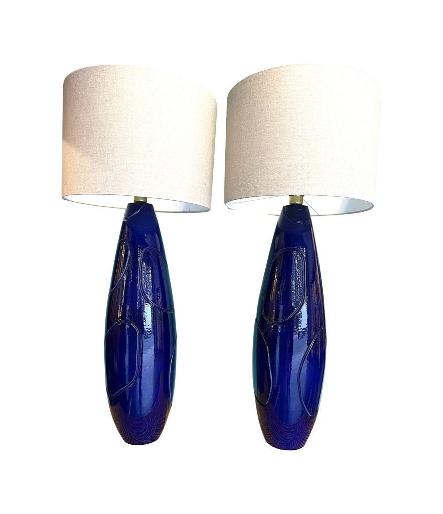 Ein Paar italienische große Lampen aus blauer Keramik und Messing aus den 1980er Jahren, mit neuen Beschlägen. (Moderne der Mitte des Jahrhunderts) im Angebot
