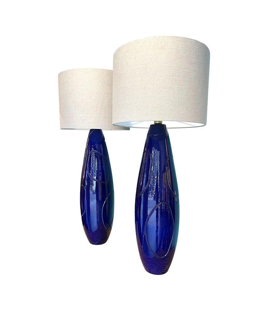 Ein Paar italienische große Lampen aus blauer Keramik und Messing aus den 1980er Jahren, mit neuen Beschlägen. (Italienisch) im Angebot