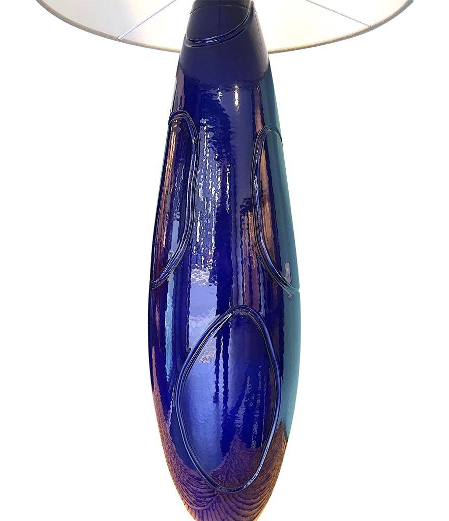 Ein Paar italienische große Lampen aus blauer Keramik und Messing aus den 1980er Jahren, mit neuen Beschlägen. (Ende des 20. Jahrhunderts) im Angebot