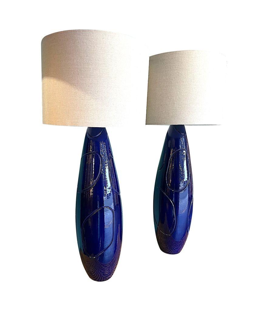 Ein Paar italienische große Lampen aus blauer Keramik und Messing aus den 1980er Jahren, mit neuen Beschlägen. im Angebot 1