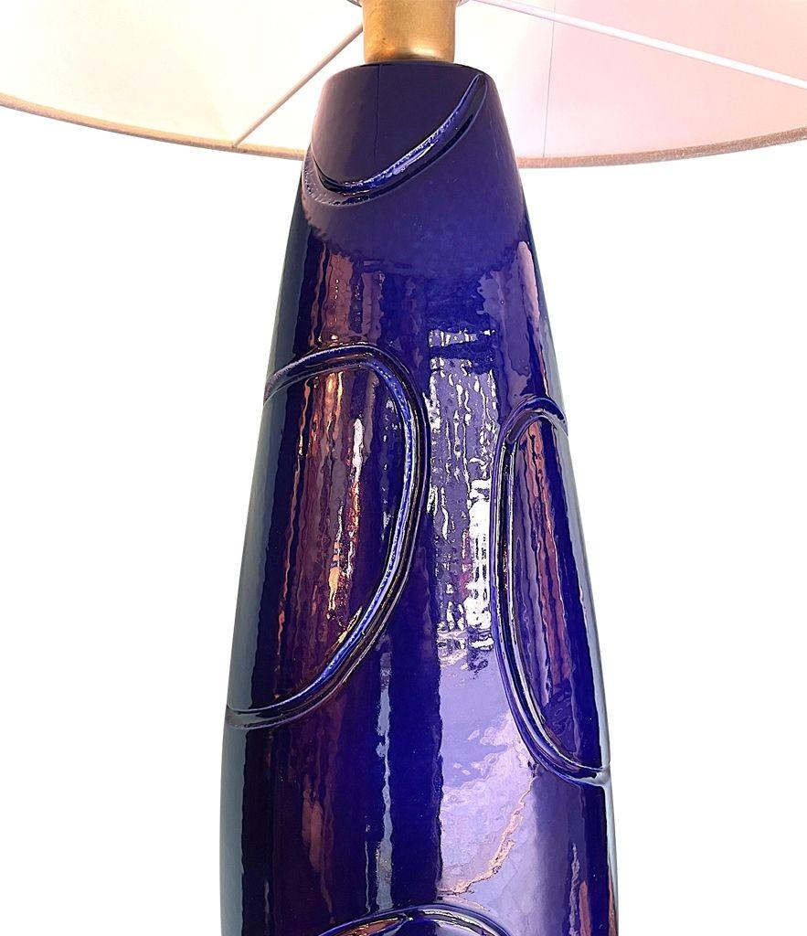 Ein Paar italienische große Lampen aus blauer Keramik und Messing aus den 1980er Jahren, mit neuen Beschlägen. im Angebot 2