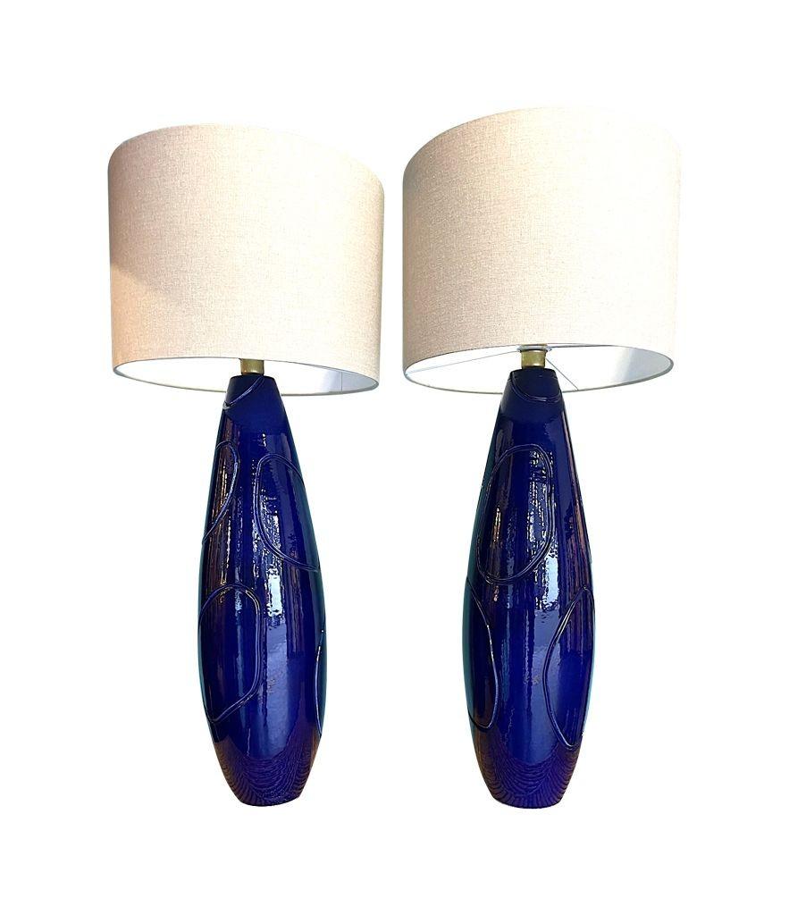 Ein Paar italienische große Lampen aus blauer Keramik und Messing aus den 1980er Jahren, mit neuen Beschlägen. im Angebot 3