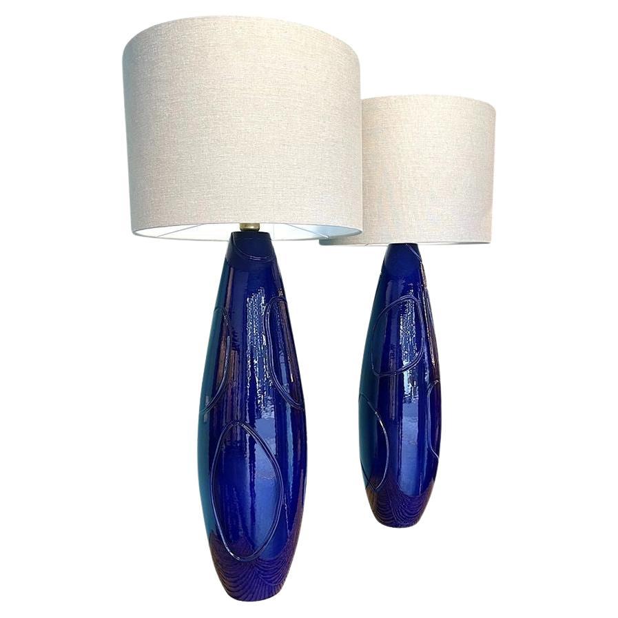 Coppia di grandi lampade italiane degli anni '80 in ceramica blu e ottone, con accessori nuovi.