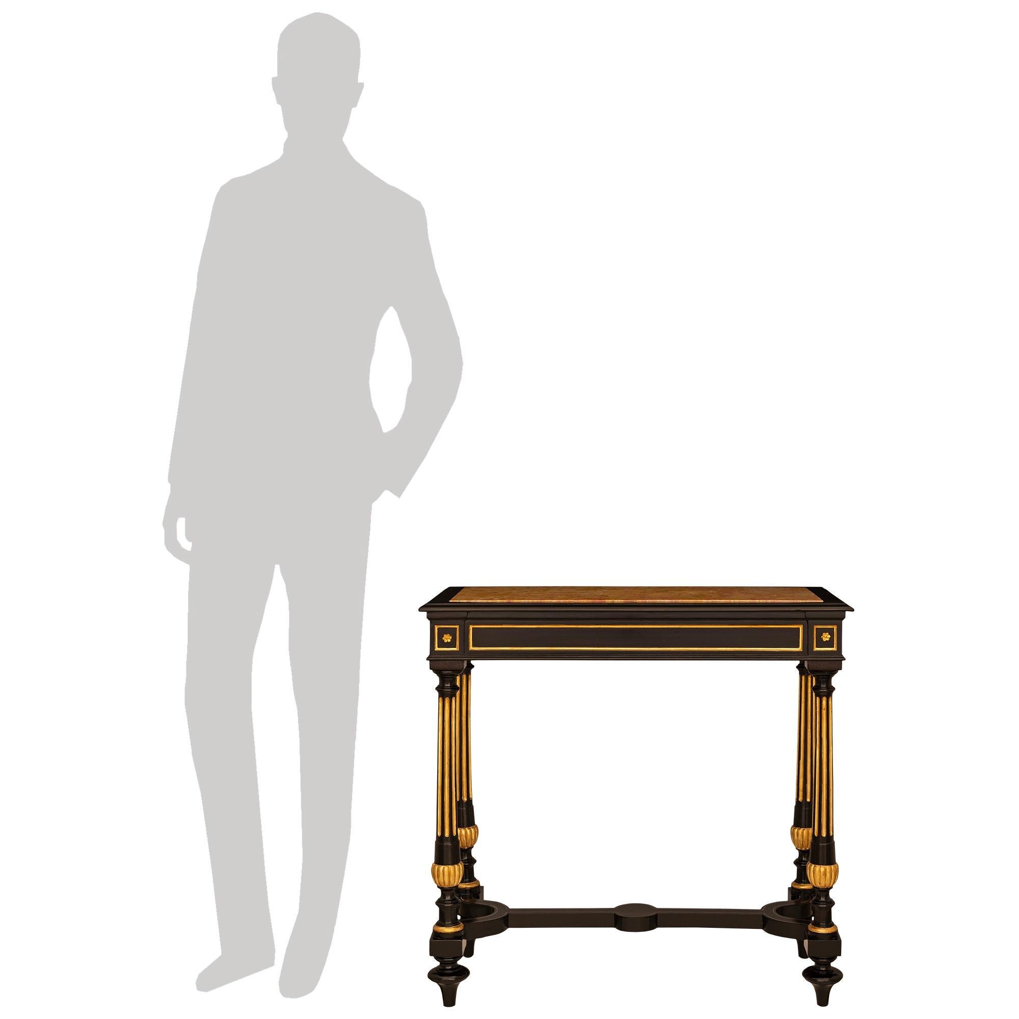 Impresionante y muy decorativa pareja de mesas auxiliares italianas del siglo XIX, estilo Luis XVI, de madera ebonizada de frutal, giltwood y mármol Rosso Verona. Cada atractiva mesa rectangular se eleva sobre cuatro patas de madera de frutal