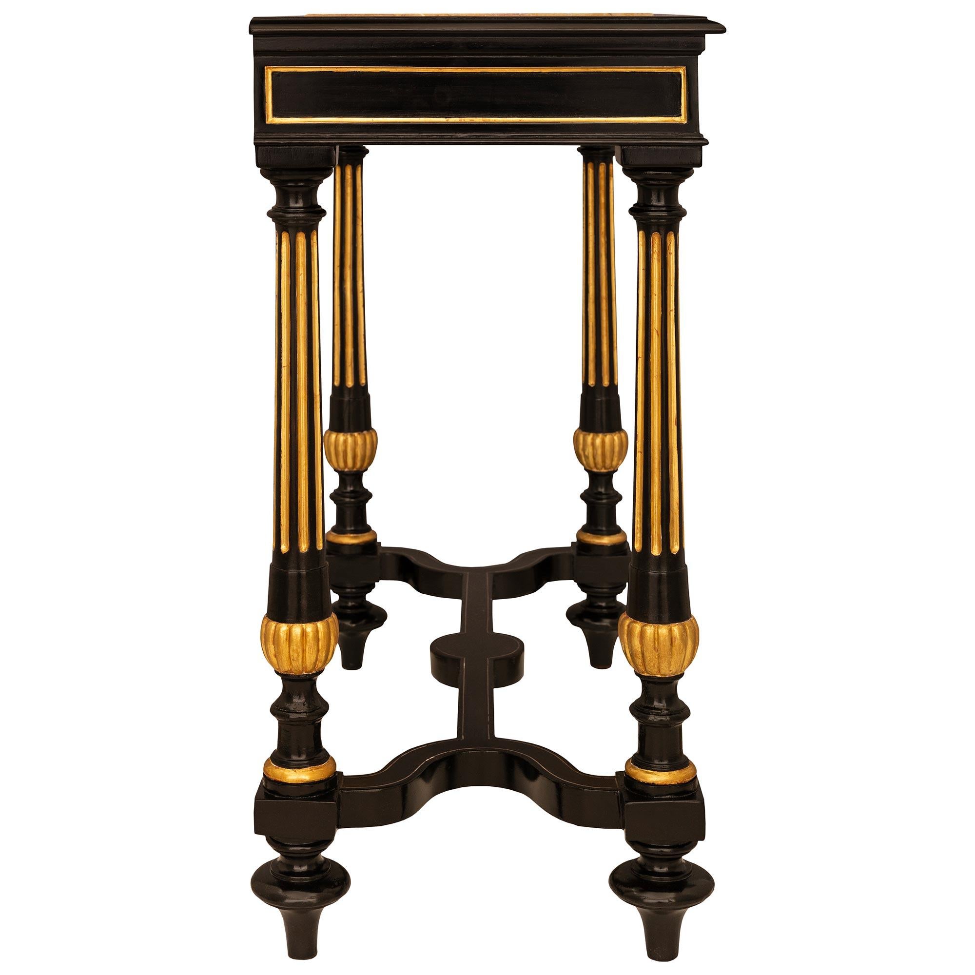 Pareja de mesas auxiliares italianas del siglo XIX, estilo Luis XVI, de madera de frutal y giltwood Ebonizado en venta