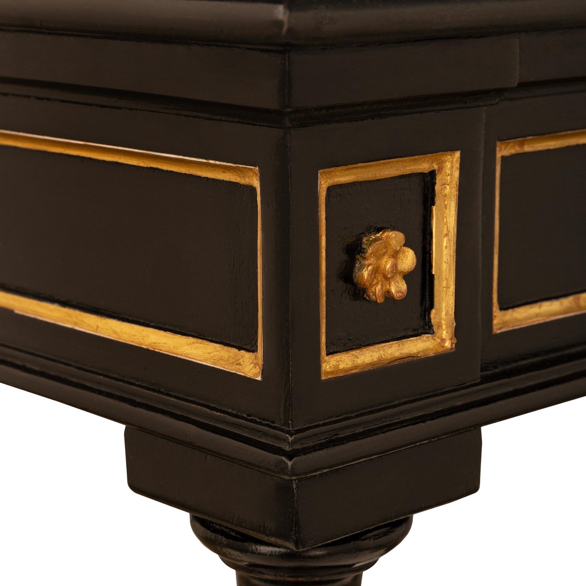Pareja de mesas auxiliares italianas del siglo XIX, estilo Luis XVI, de madera de frutal y giltwood en Bueno estado para la venta en West Palm Beach, FL