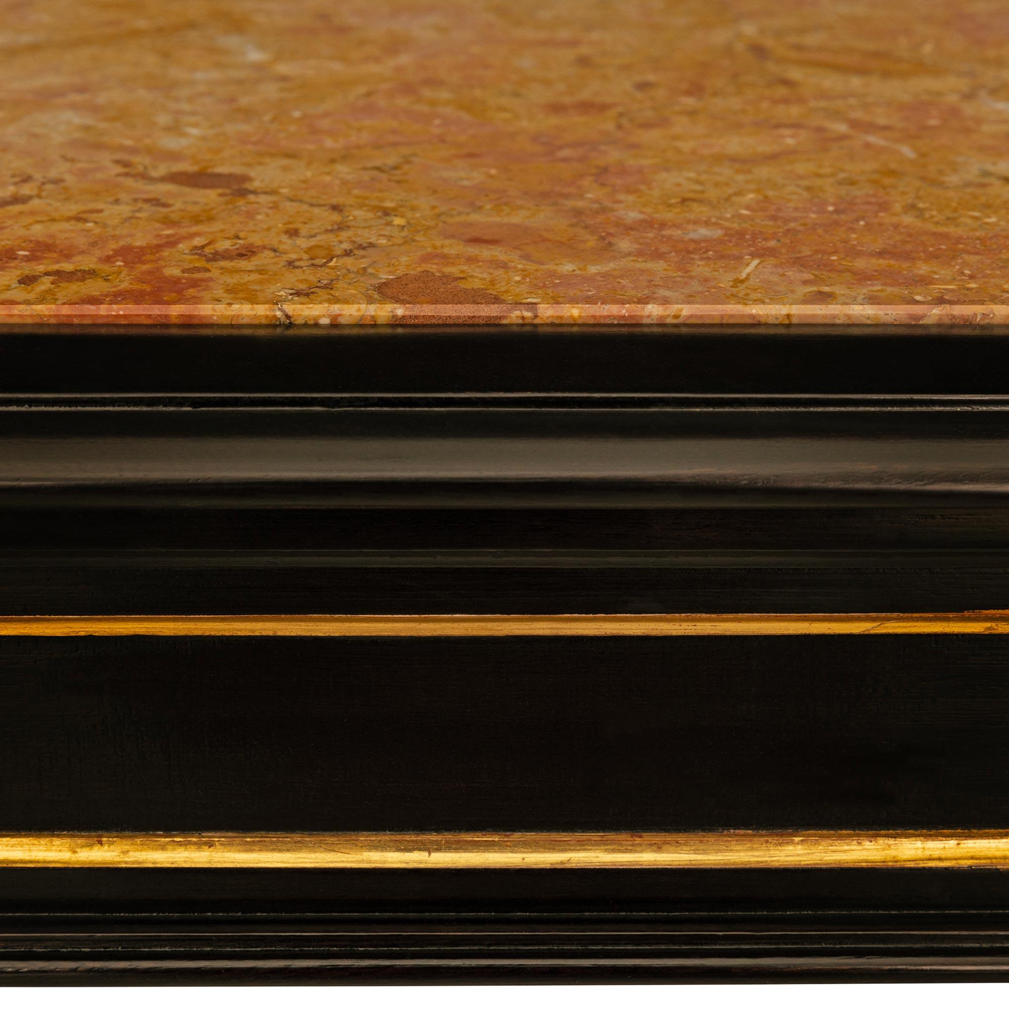 Pareja de mesas auxiliares italianas del siglo XIX, estilo Luis XVI, de madera de frutal y giltwood Mármol en venta