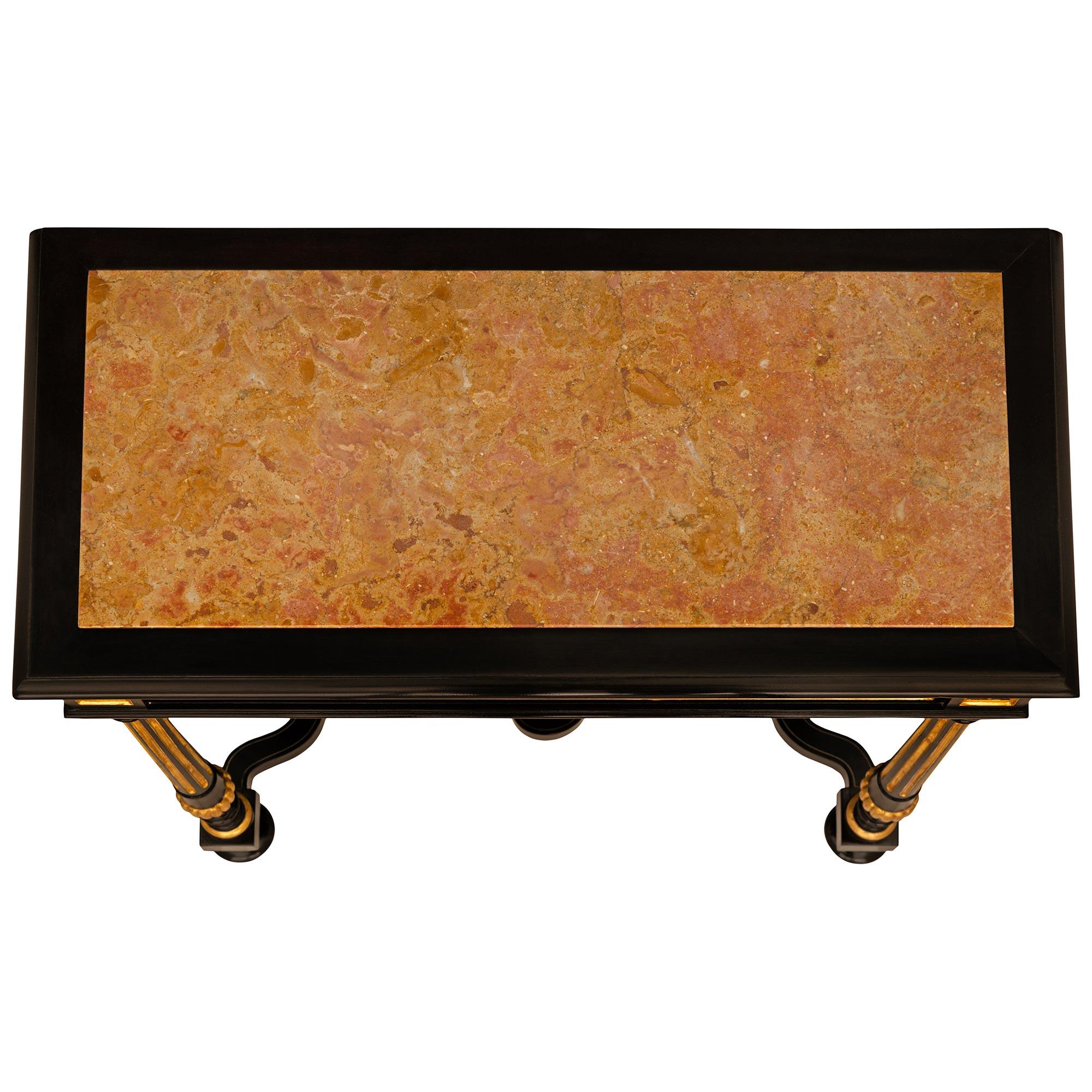 Pareja de mesas auxiliares italianas del siglo XIX, estilo Luis XVI, de madera de frutal y giltwood en venta 3