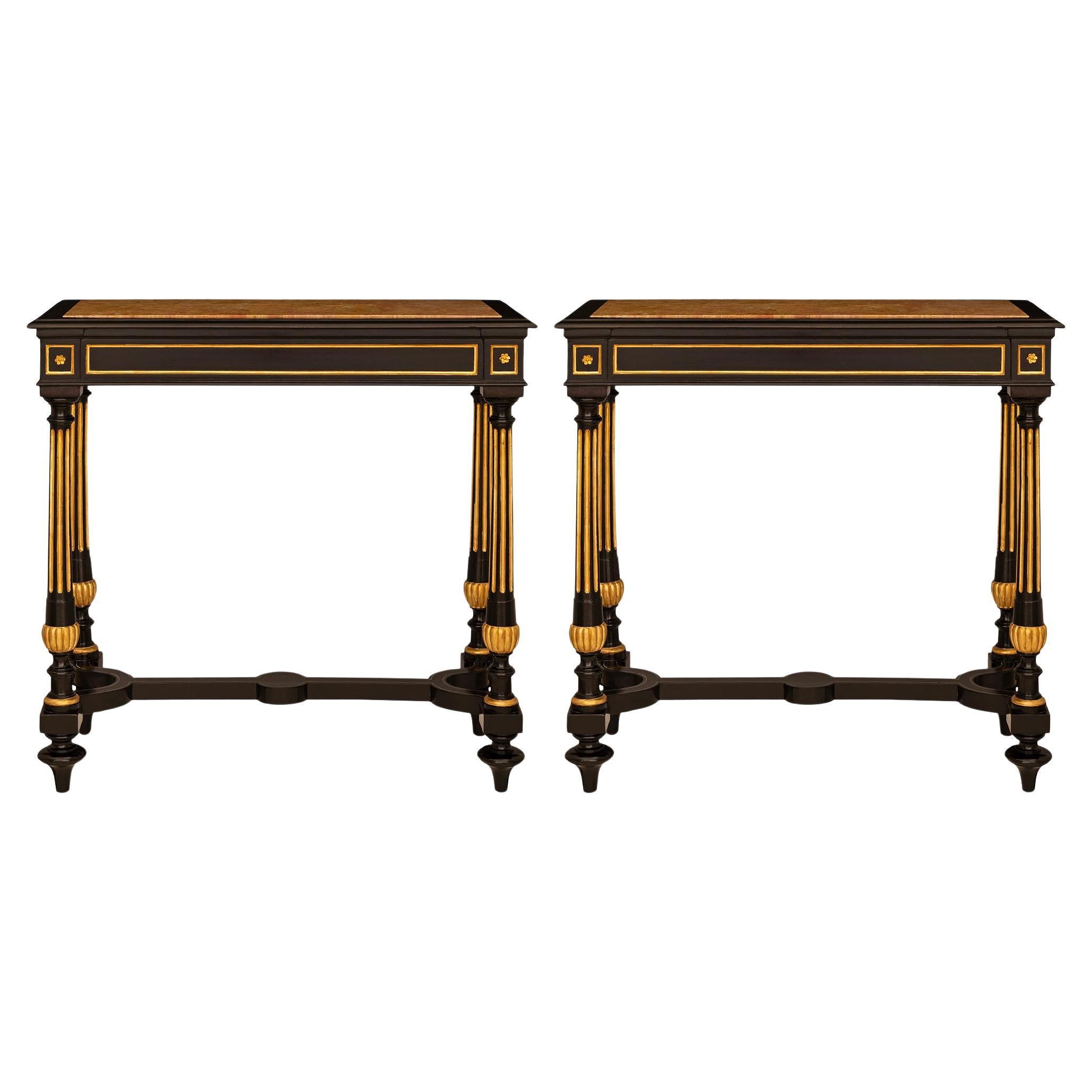 Pareja de mesas auxiliares italianas del siglo XIX, estilo Luis XVI, de madera de frutal y giltwood en venta