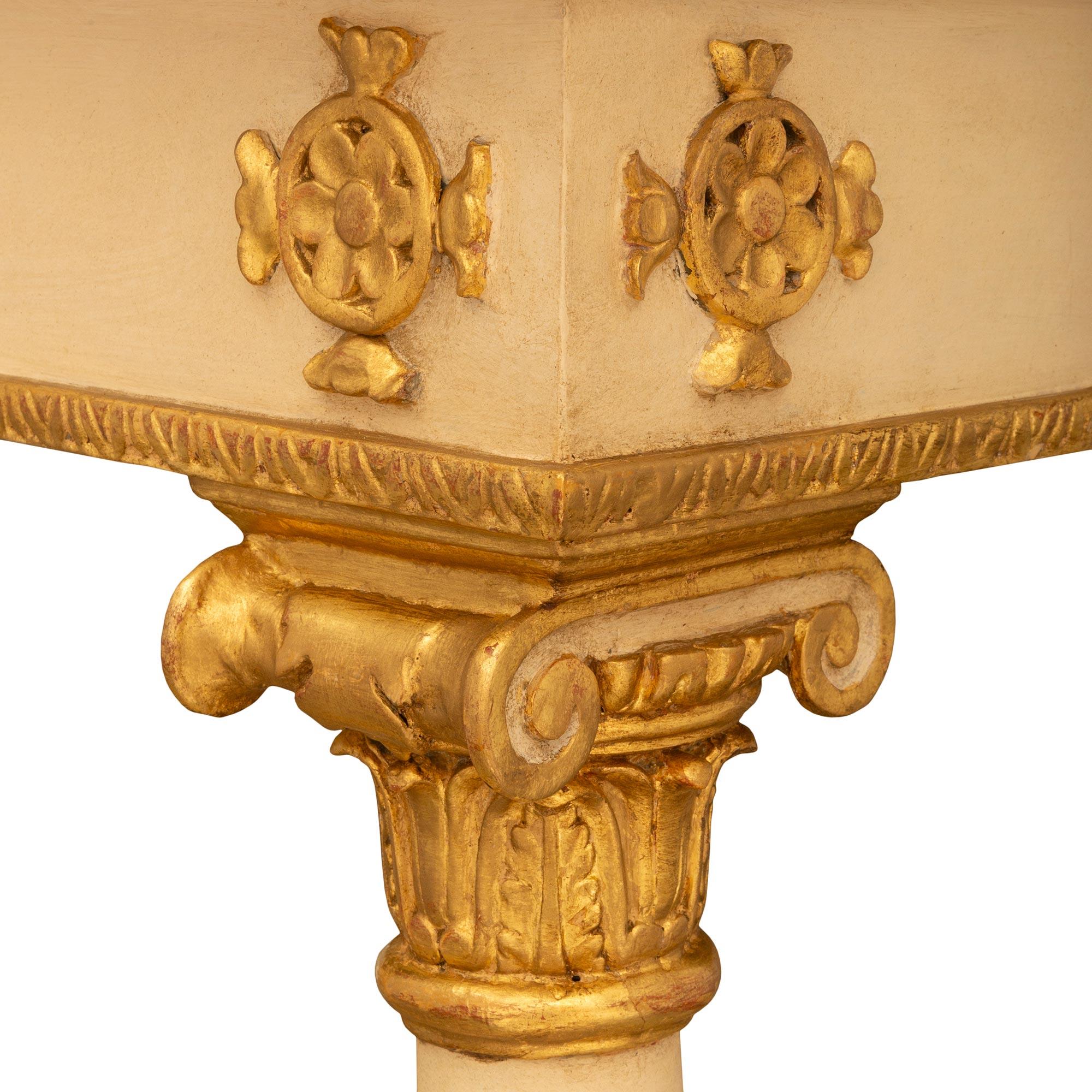 XIXe siècle Paire de consoles néoclassiques italiennes du 19e siècle en bois doré en vente