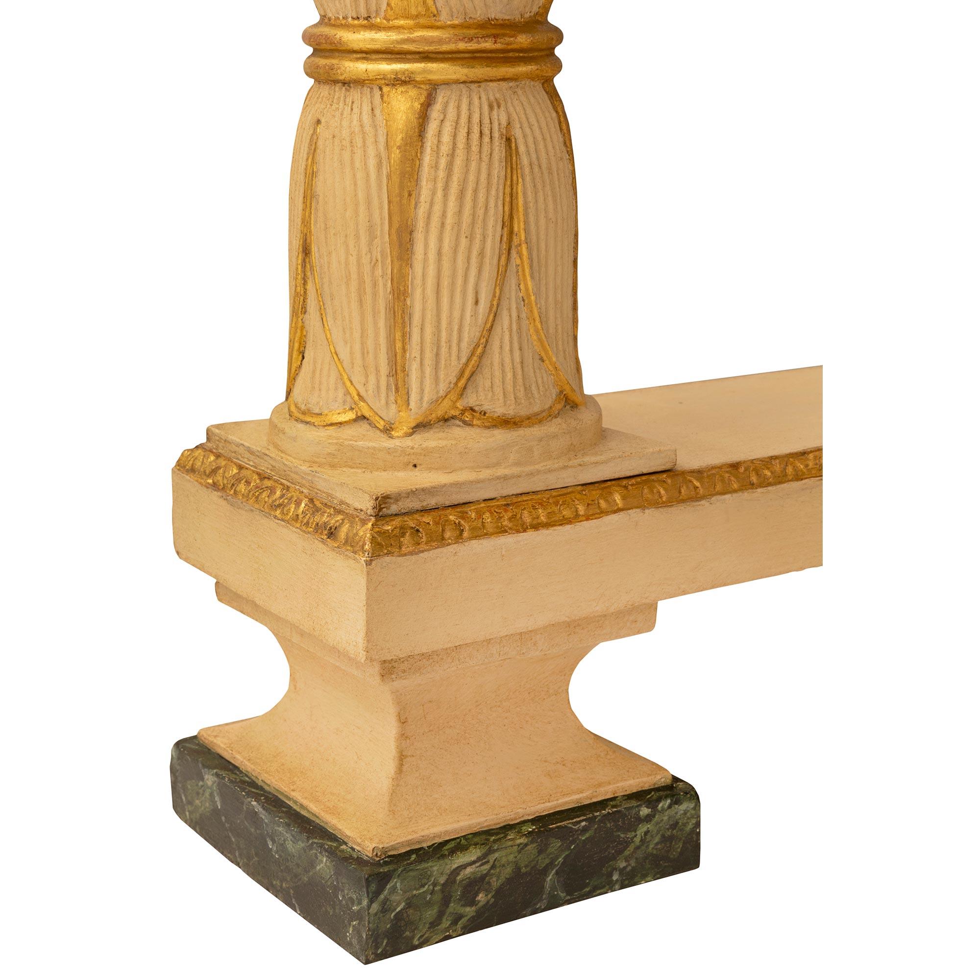 Paire de consoles néoclassiques italiennes du 19e siècle en bois doré en vente 3