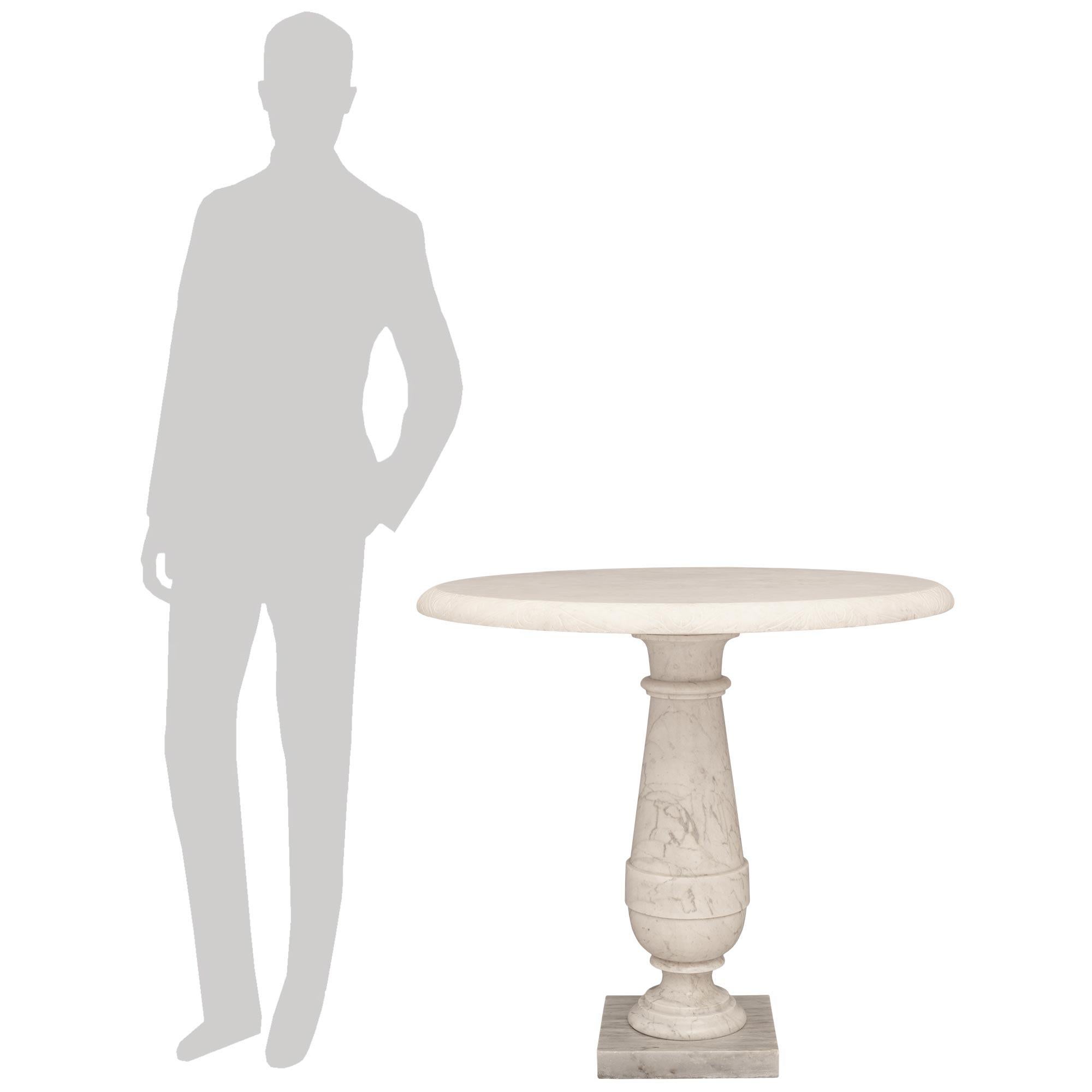 Ein attraktives Paar italienischer neoklassizistischer Tische aus weißem Carrara-Marmor aus dem 19. Die Tische stehen auf einem quadratischen, grau-weiß geäderten Marmorsockel unter den balusterförmigen Stützen mit gesprenkelten runden Sockeln. Die