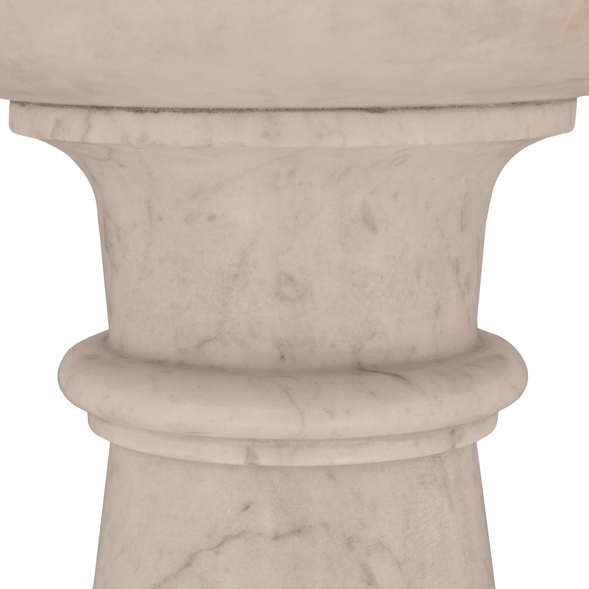 Zwei italienische Beistelltische aus Carrara-Marmor im neoklassischen Stil des 19. Jahrhunderts im Angebot 1