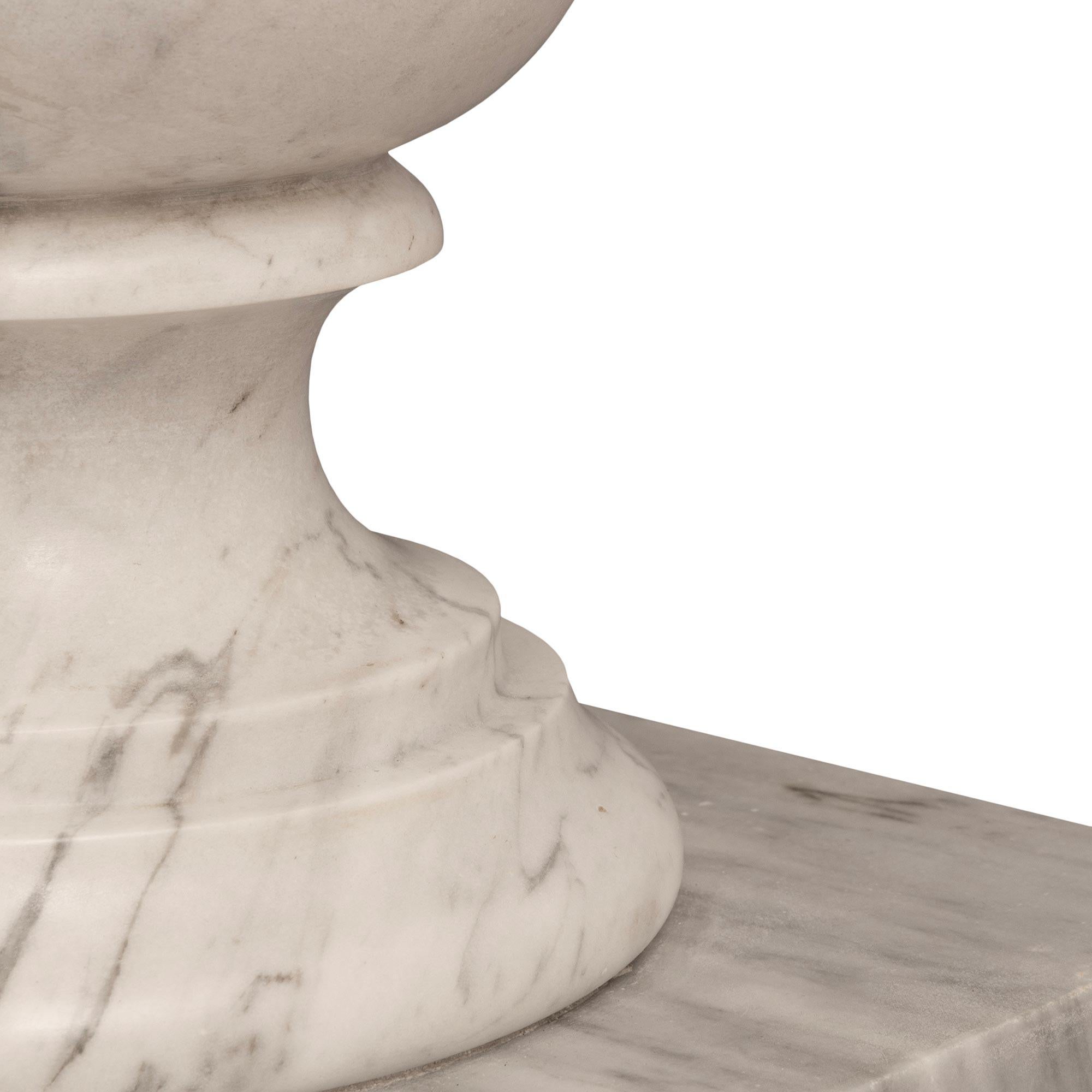 Zwei italienische Beistelltische aus Carrara-Marmor im neoklassischen Stil des 19. Jahrhunderts im Angebot 3