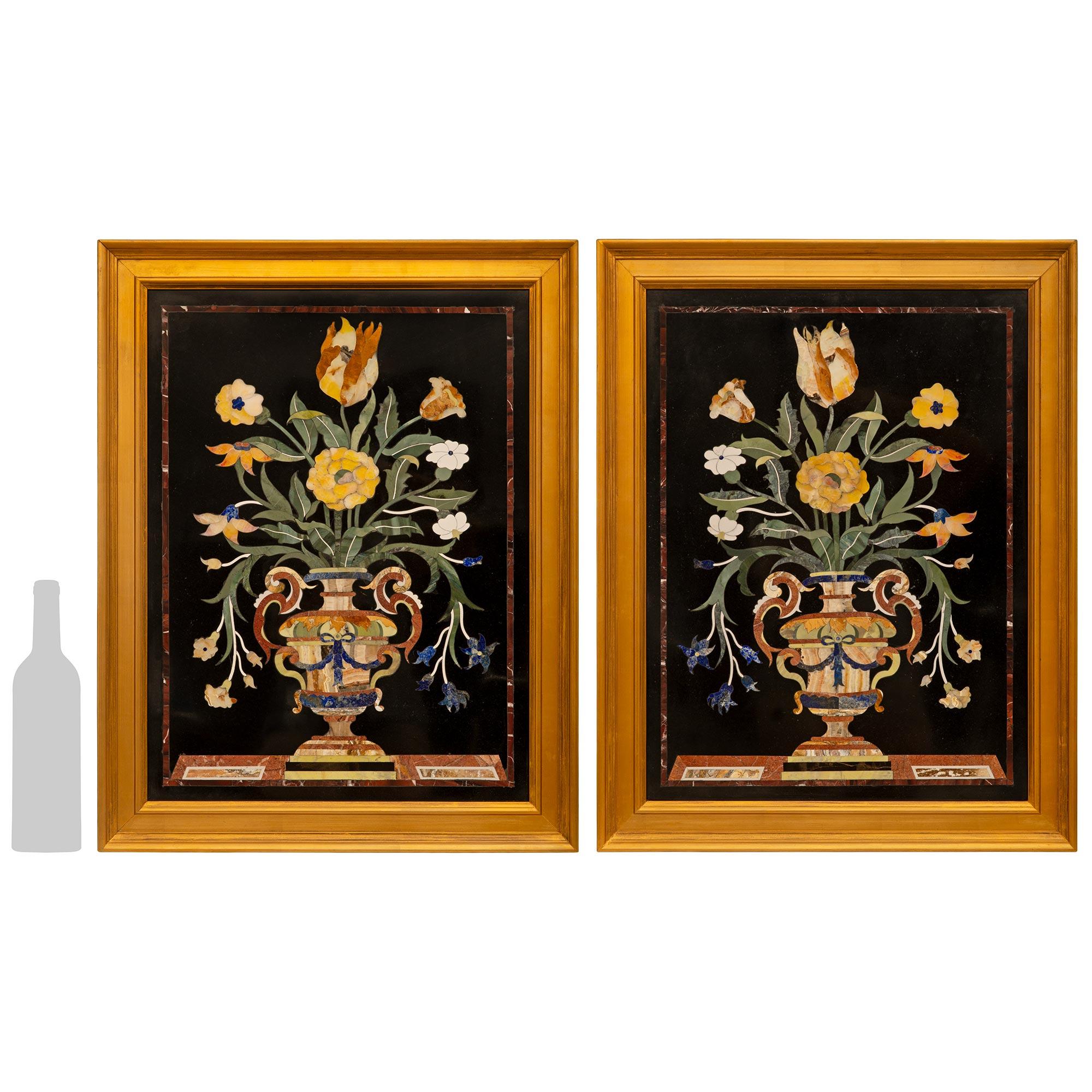 Ein beeindruckendes Paar italienischer Pietra-Dura-Marmortafeln aus dem 19. Jahrhundert. Jede außergewöhnliche Plakette ist in einen hübschen Rahmen aus gesprenkeltem Giltwood eingefasst. Die Plakette zeigt außergewöhnliche und detailliert