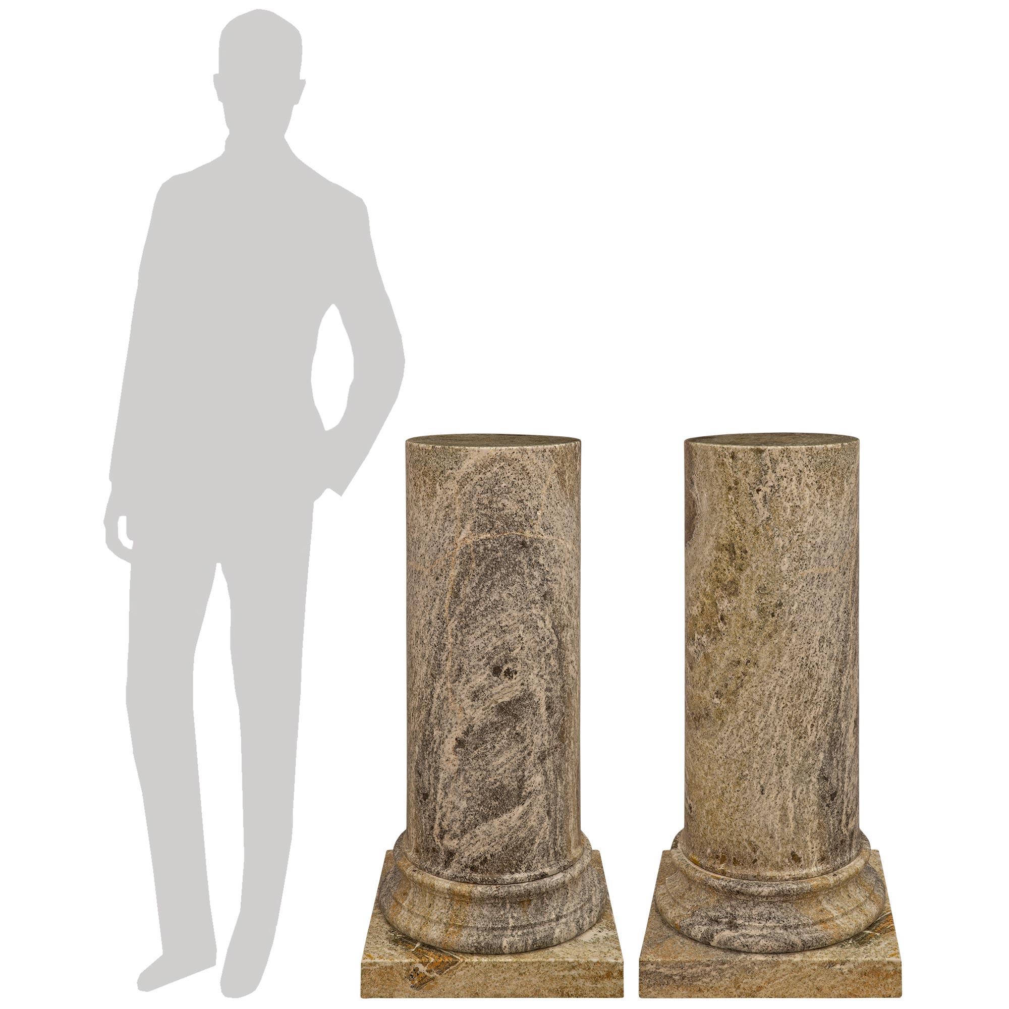 Une paire étonnante et très impressionnante de colonnes italiennes en marbre gris de Toronto du XIXe siècle. Chaque belle colonne en deux parties repose sur une base carrée. Au-dessus de la base carrée se trouve le socle circulaire tacheté qui mène