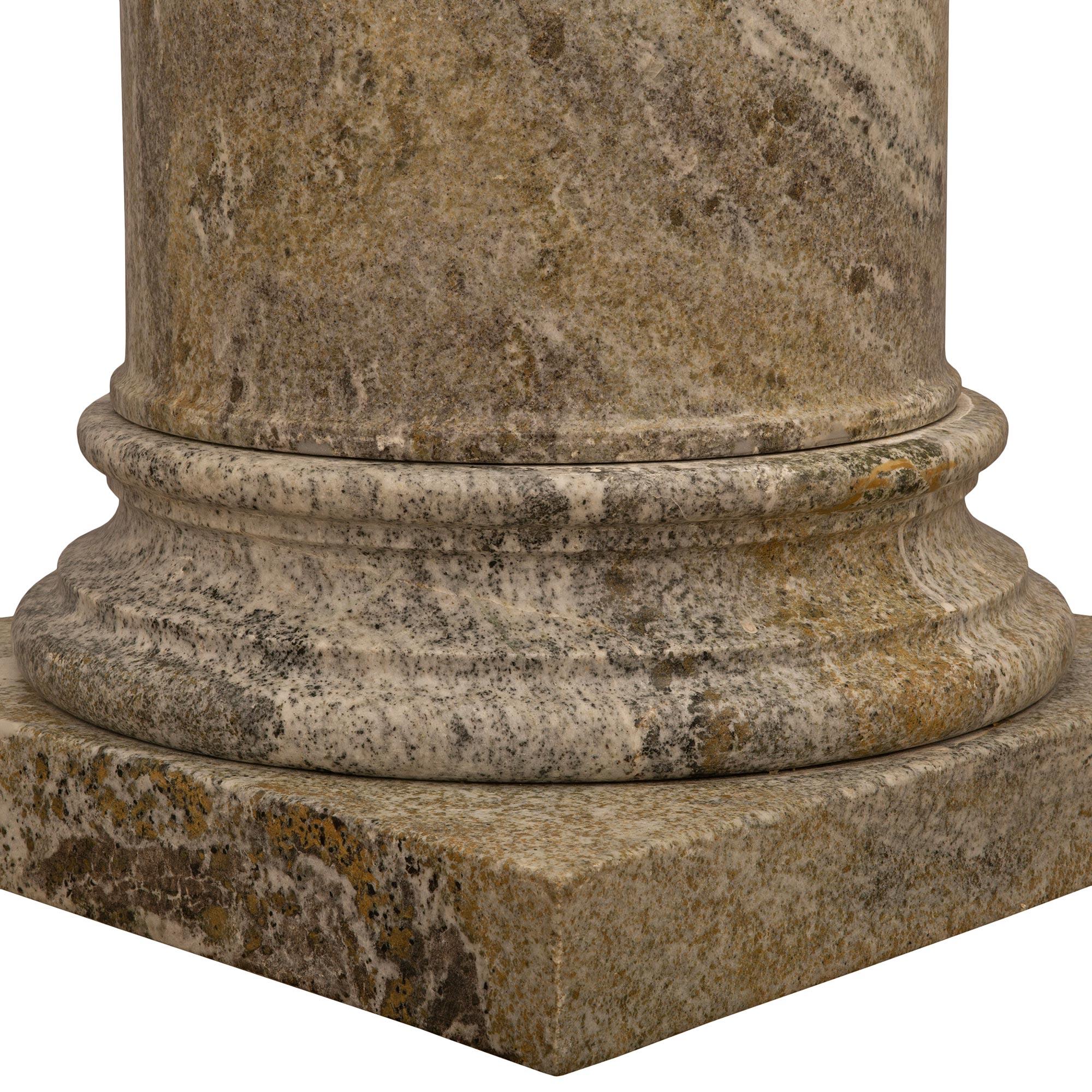 Paire de colonnes italiennes en marbre gris du 19ème siècle de Toronto en vente 2
