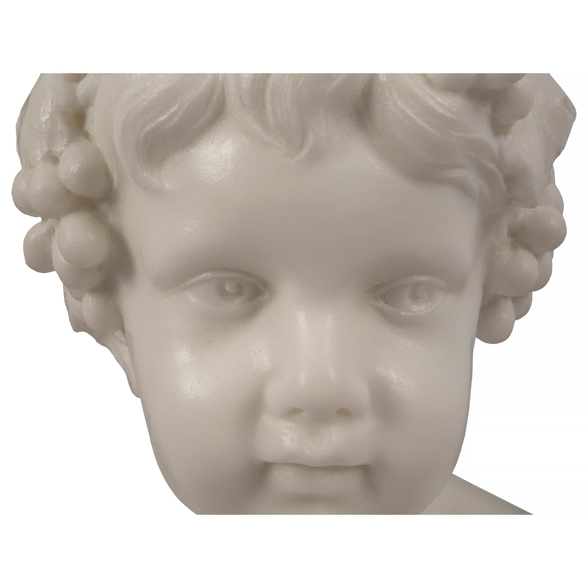Paire de jeunes Bacchus italiens du 19ème siècle en marbre blanc de Carrare en vente 1